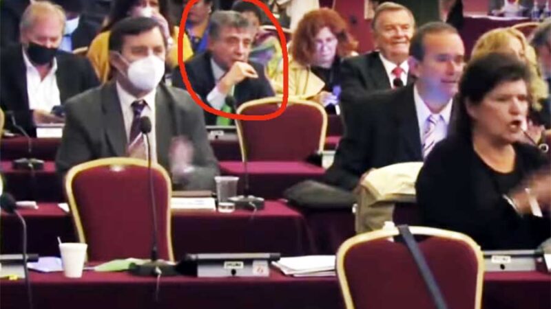 El fugitivo y operador judicial de Macri, “Pepín” Rodríguez Simón, se presentó en forma presencal en el Parlasur. Se retiró abucheado por los legisladores
