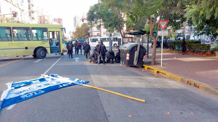Denunciaron que un Policía reprimió y detuvo 12 cartoneros que hacían reclamos