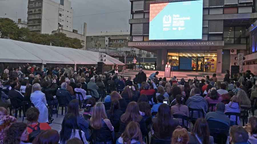 Piñeiro abrió la Feria del Libro rosarina con un discurso “urgente” contra el “ecocidio” del Paraná