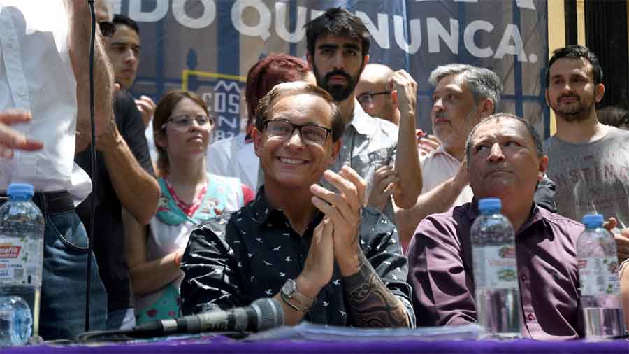 Colegio de Balvanera: Cientos de personas apoyaron al vicerrector del Mariano Acosta sancionado por el gobierno porteño