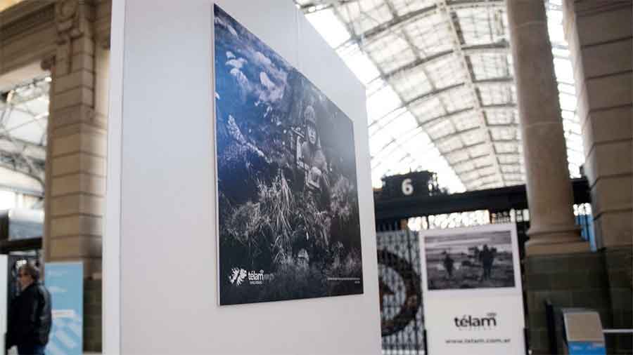 Inauguraron en la estación Retiro la muestra de Télam “Las fotos recuperadas de Malvinas”