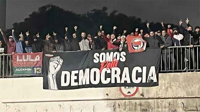 Hinchadas de Corinthians, Atlético Mineiro y otros clubes sacaron a bolsonaristas de las rutas