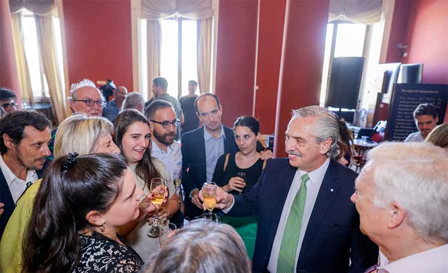El presidente brindó con la prensa acreditada en Casa Rosada