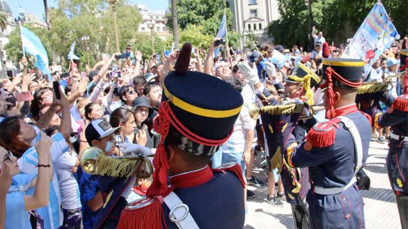 Los Granaderos tocaron el himno en la Plaza de Mayo y desataron la fiesta popular