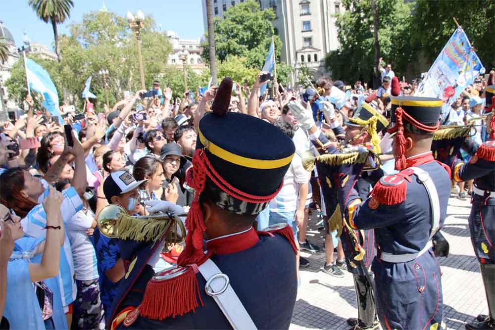 Los Granaderos tocaron el himno en la Plaza de Mayo y desataron la fiesta popular