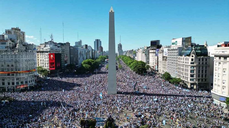 Cientos de miles de argentinos coparon el Obelisco para festejar con los campeones del mundo