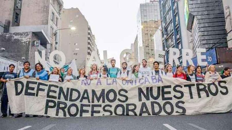 Estudiantes se manifiestan y denuncian a Larreta y Acuña por el cierre de tres profesorados públicos