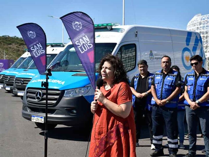 Carla Vizzotti entrego nueve ambulancias en San Luis para fortalecer el sistema de salud provincial
