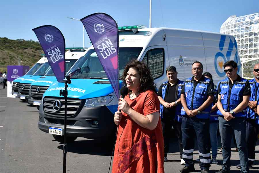 Carla Vizzotti entrego nueve ambulancias en San Luis para fortalecer el sistema de salud provincial