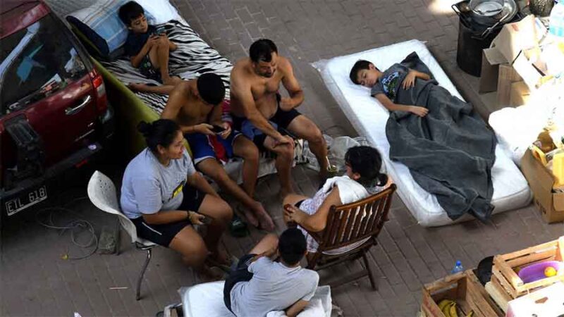 Veintitrés familias duermen en la calle hace una semana por error en una obra del Gobierno porteño