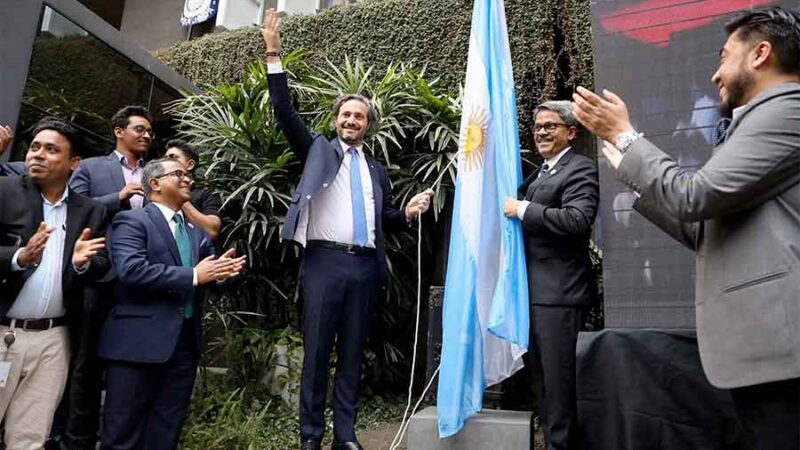 Cafiero inauguró la nueva Embajada Argentina en Bangladesh, en medio de un fervor desbordante por los alfajores y al ritmo de “Muchachos”