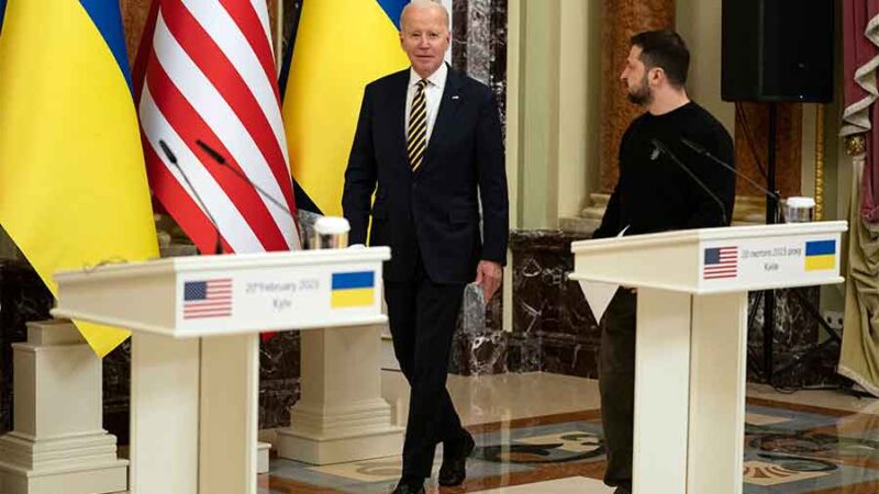 Biden visita Ucrania antes del aniversario de la invasión rusa: “Un año después, Kiev resiste”