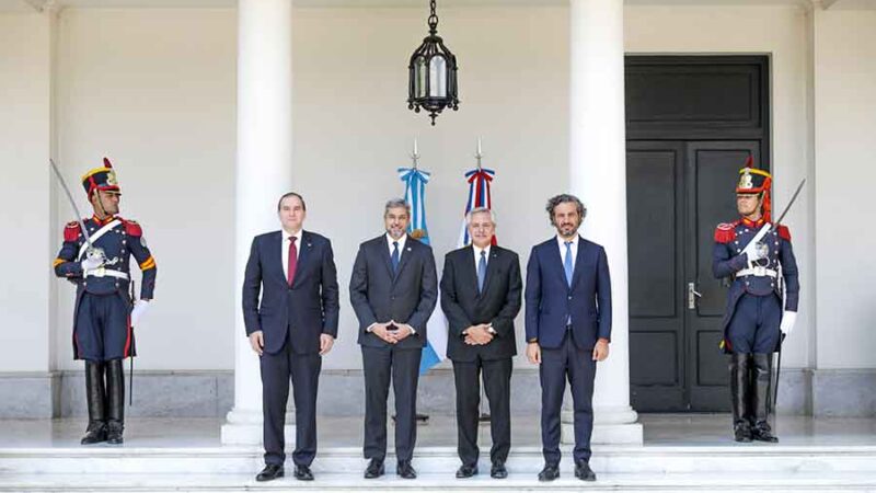 Fernández y Abdo Benítez acordaron fortalecer la agenda bilateral y el Mercosur