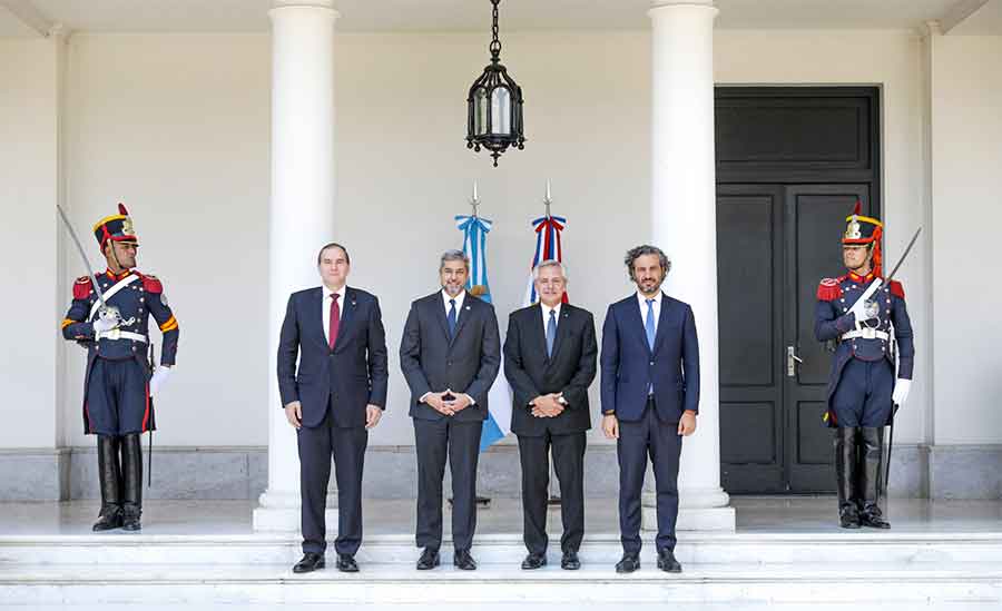 Fernández y Abdo Benítez acordaron fortalecer la agenda bilateral y el Mercosur