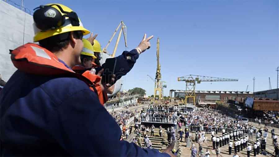 Trabajadores del Astillero Rio Santiago celebraron la firma de acuerdo para construir buques navales