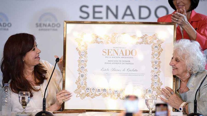 La Vicepresidenta encabezó un homenaje a las Abuelas de Plaza de Mayo y afirmó que la dictadura “disciplinó a la sociedad”
