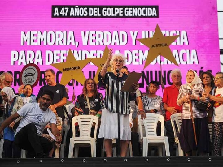 Una multitud conmemoró el “Día de la Memoria” en Plaza de Mayo, a 47 años del golpe