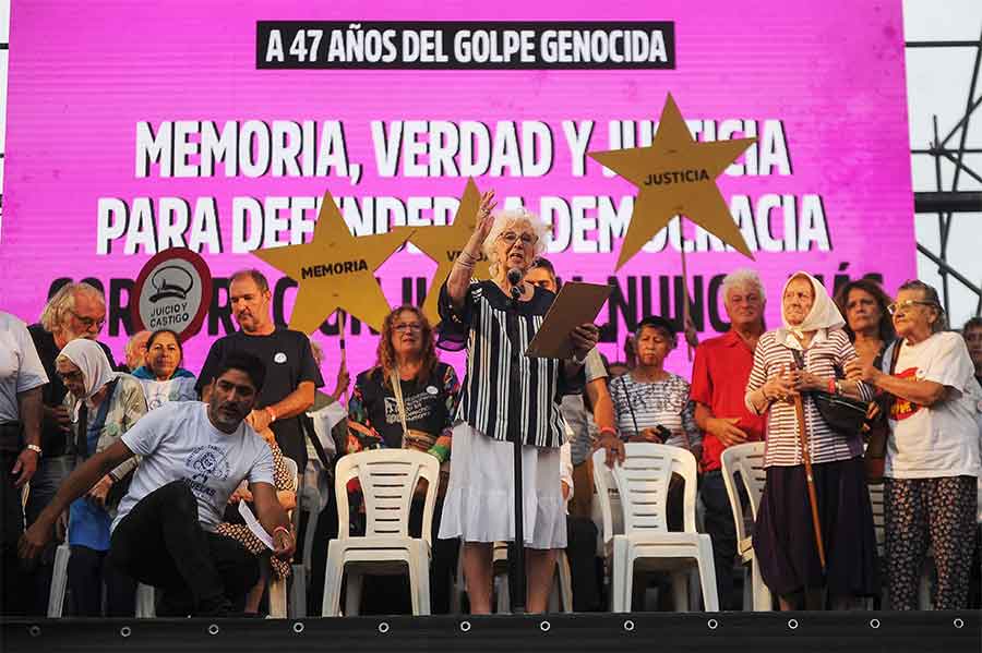 Una multitud conmemoró el “Día de la Memoria” en Plaza de Mayo, a 47 años del golpe