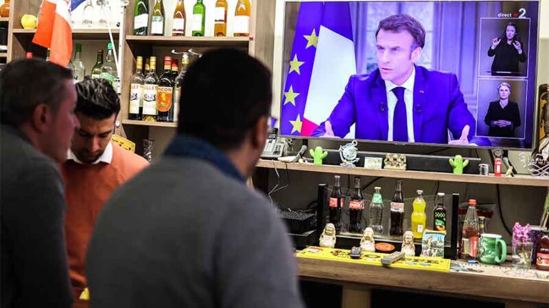 Emmanuel Macron rompe el silencio en entrevistas en medio de la crisis por la reforma jubilatoria