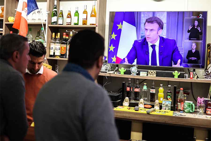 Emmanuel Macron rompe el silencio en entrevistas en medio de la crisis por la reforma jubilatoria