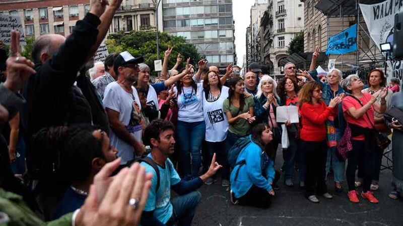 Diputados del FdT apoyaron la protesta del cura Paco Olveira contra la Corte frente a Tribunales