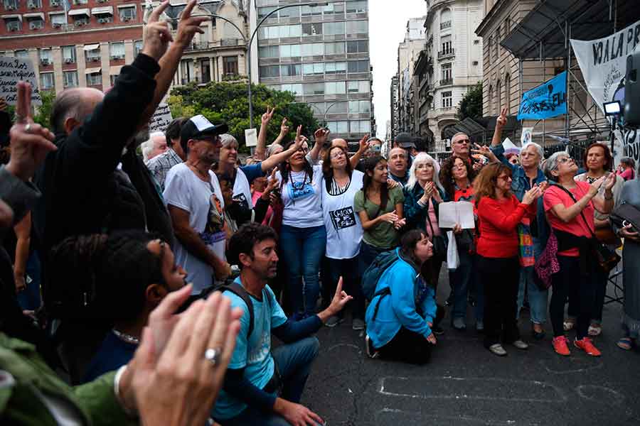 Diputados del FdT apoyaron la protesta del cura Paco Olveira contra la Corte frente a Tribunales