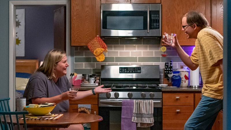 HBO Max estrena la temporada 2 de la serie de comedia original “Alguien en Algún Lugar” el 24 de abril