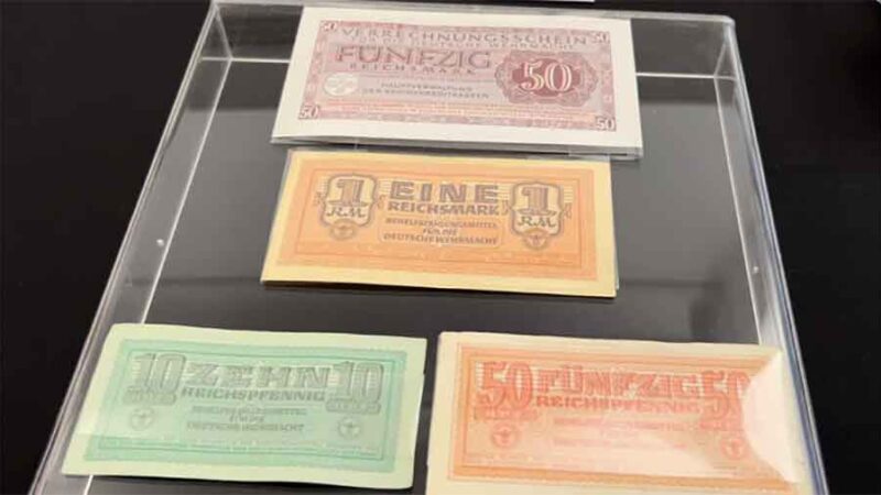 La Aduana entrega billetes del nazismo al museo del Holocausto de Buenos Aires