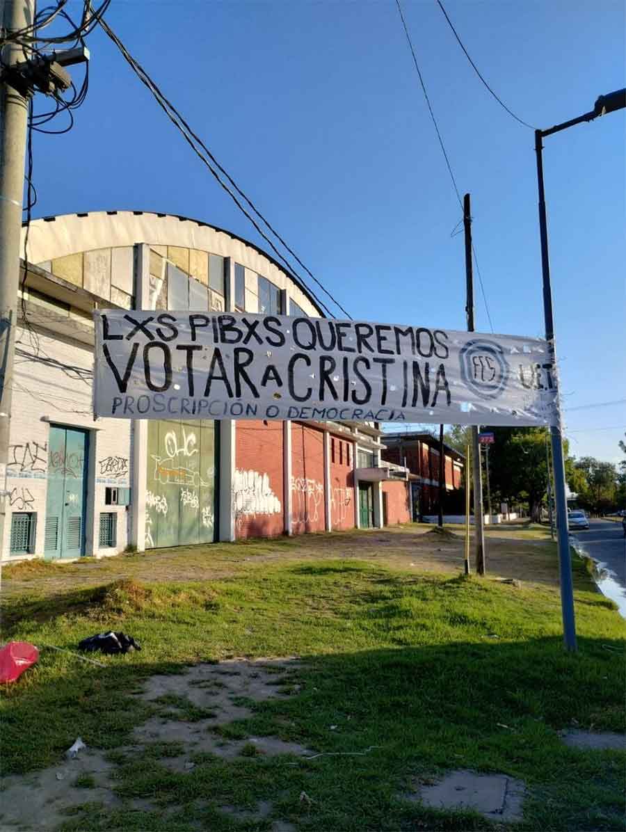 Proscripción o Democracia: Los estudiantes de las escuelas secundarias bonaerenses se manifestaron “Los pibes queremos votar a Cristina”: