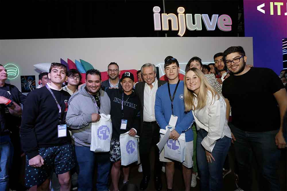 El presidente Alberto Fernández visitó la Feria IT Joven en Tecnópolis