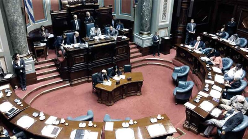 Senado de Uruguay aprueba la reforma jubilatoria resistida por la oposición y los sindicatos