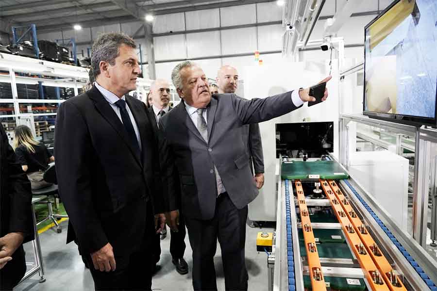 Massa inauguró fábrica con inteligencia artificial que producirá chips y computadoras para exportar