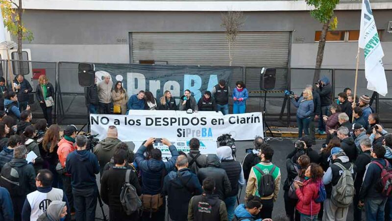 Trabajadores de Clarín exigen la reincorporación de despedidos y que la empresa acate la conciliación obligatoria