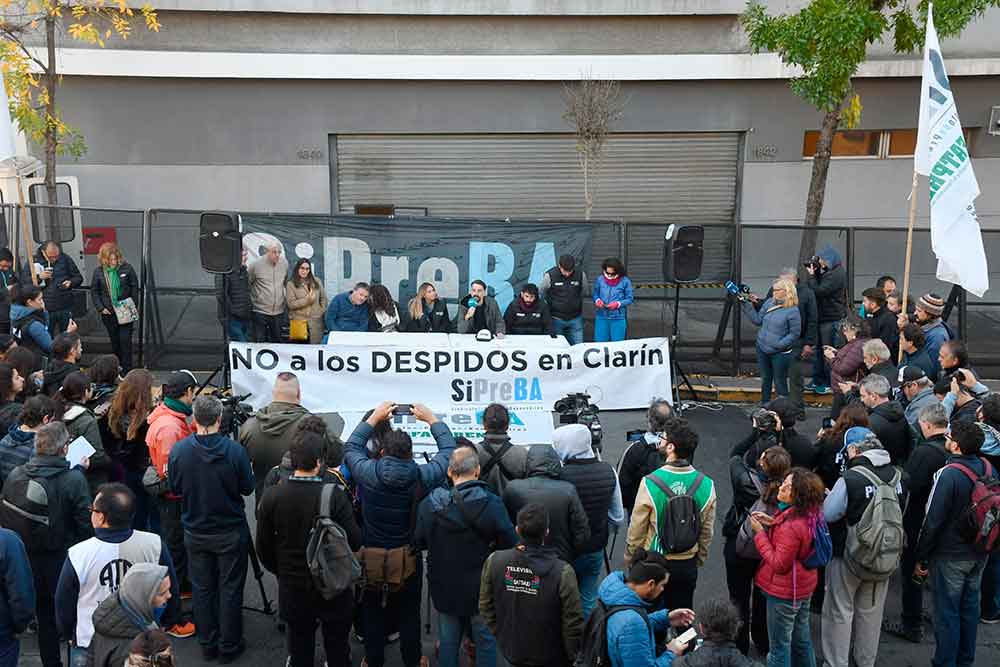 Trabajadores de Clarín exigen la reincorporación de despedidos y que la empresa acate la conciliación obligatoria