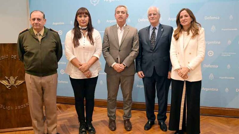 Taiana y Tolosa Paz firmaron un convenio con el municipio de Rosario para que el Ejército urbanice barrios populares
