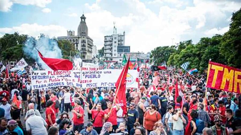 Masivo paro y movilización en Uruguay contra la reforma jubilatoria que impulsa el gobierno