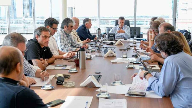Encabezado por Massa, el equipo económico mantiene una reunión de trabajo en el Palacio de Hacienda