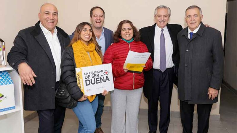 El Presidente felicitó a Jaldo y a Manzur por el triunfo electoral en Tucumán y entregó viviendas
