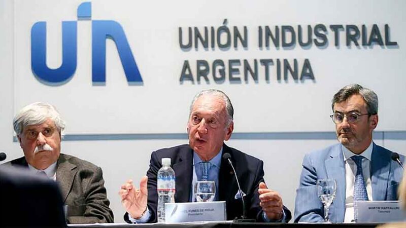 La UIA reclamó que las discusiones salariales se ciñan al marco de las paritarias