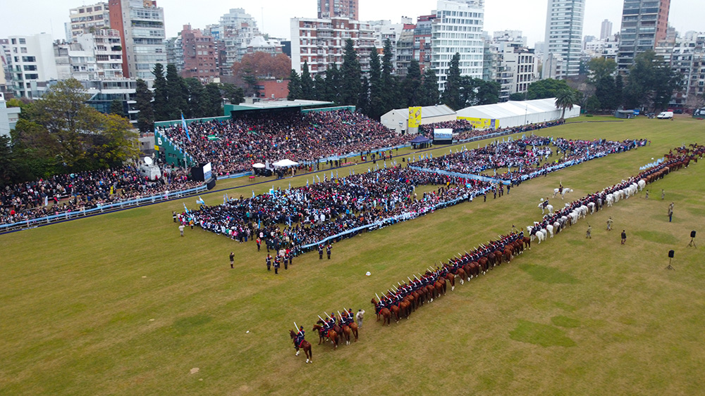 La Asociación Argentina de Polo recibió a nueve mil niños que realizaron el Juramento a la Bandera en el Campo Argentino de Polo