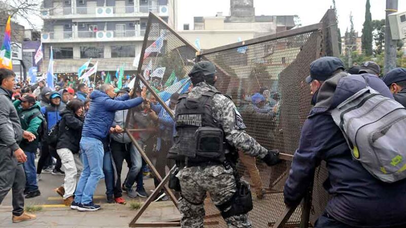 Máxima tensión en Jujuy: En medio de protestas y movilizaciones juraron hoy la reforma de la Carta Magna, mientras la policía reprime a manifestantes