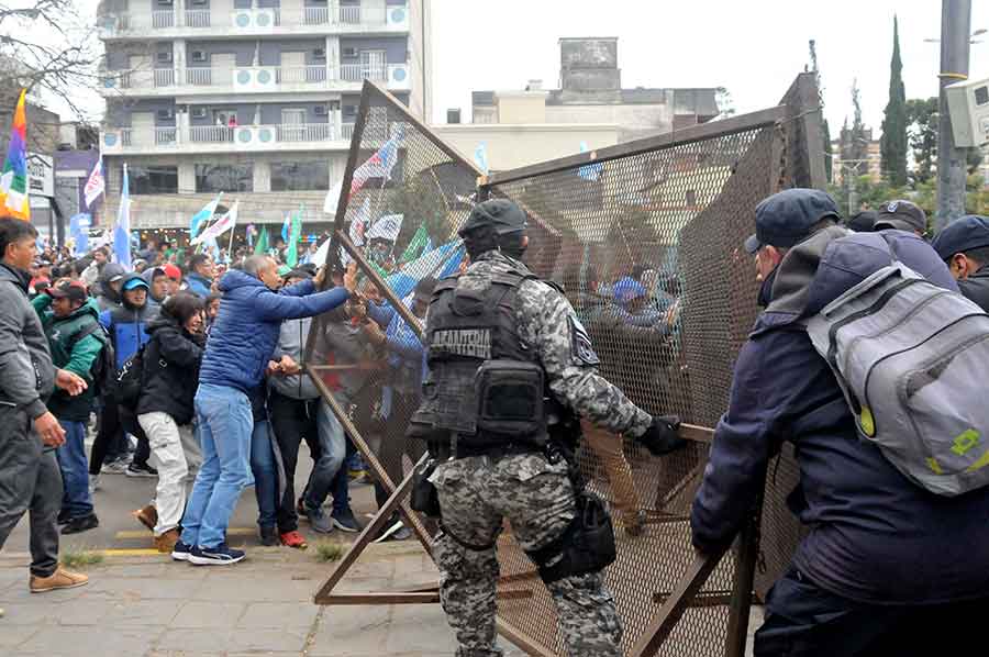 Máxima tensión en Jujuy: En medio de protestas y movilizaciones juraron hoy la reforma de la Carta Magna, mientras la policía reprime a manifestantes
