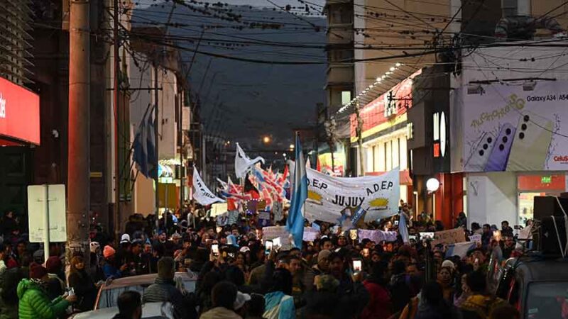 Multitudinaria marcha de antorchas repudió la represión y reivindicó la protesta genuina en Jujuy