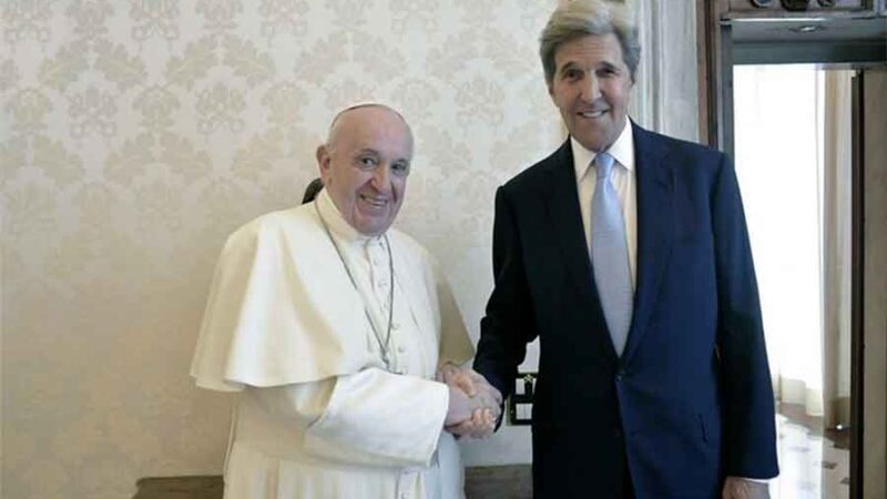 Francisco retomó su agenda tras la operación, se reunió con John Kerry y condenó las fake news