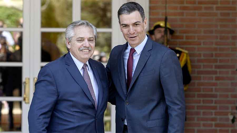 Alberto Fernández felicitó a Pedro Sánchez por su “extraordinaria elección” en España