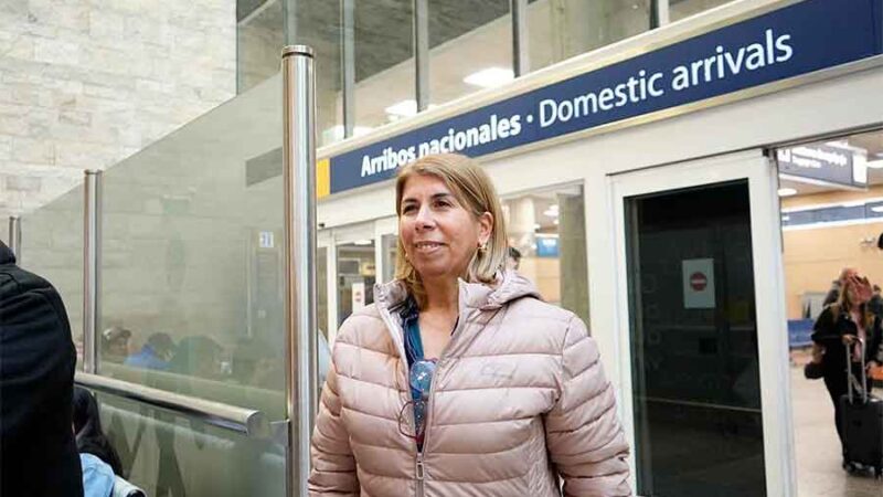 Otorgan por primera vez la residencia argentina a una migrante cubana que vive en las Malvinas