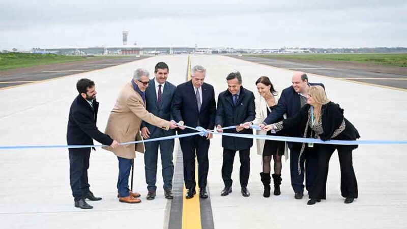 El presidente inauguró la nueva calle de rodaje en Ezeiza