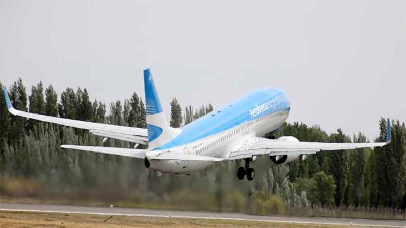 Aerolíneas Argentinas cancela acumulación de millas para funcionarios con pasajes pagados por Estado