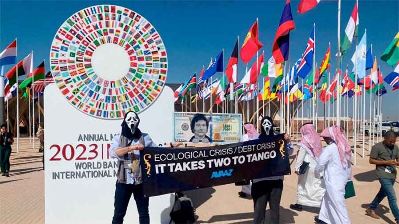 Hubo manifestantes de todo el mundo: Sorpresiva protesta de ambientalistas contra Milei en la reunión del FMI en Marruecos