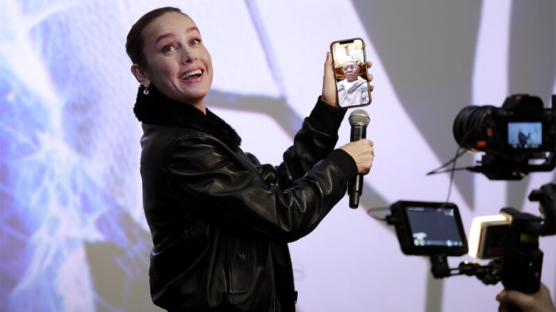 Brie Larson sorprende a sus fans con una aparición en el cine para celebrar el estreno de “The Marvels”